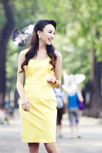 Diện[-]váy[-]vàng[-]xinh[-]xắn,[-]Ngọc[-]Diễm[-]hồn[-]nhiên[-]đùa[-]nghịch[-]giữa[-]đàn[-]bồ[-]câu[-]hàng[-]trăm[-]con[-]ngay[-]trung[-]tâm[-]thành[-]phố.[-]Hoa[-]hậu[-]cho[-]biết[-]những[-]lúc[-]rảnh[-]rỗi,[-]cô[-]vẫn[-]hay[-]ra[-]đây[-]dạo[-]chơi[-]và[-]cho[-]các[-]chú[-]bồ[-]câu[-]ăn.